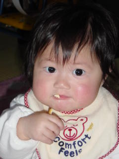 ビスケットを食べる知穂