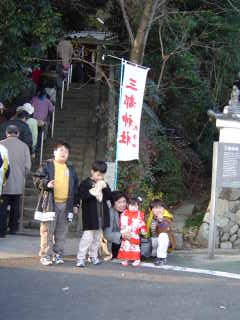 神社入り口にて