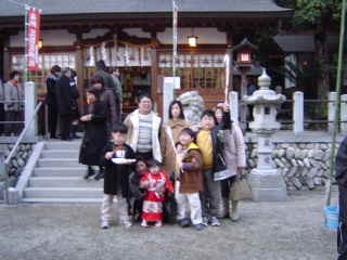 神社境内にて