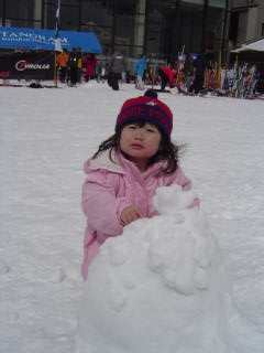 雪遊びする知穂