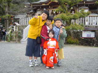 いとこたちと神社で