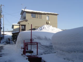 雪に埋もれる家
