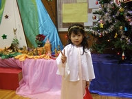 クリスマスツリーの前で