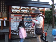 神社でおみくじ