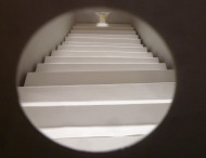 穴から見る階段