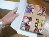 冊子をはさんだ様子