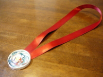 ボンドと絵の具のメダル