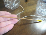 竹串で凧糸をボトルに通していきます