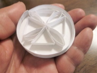 画用紙のブローチ