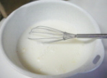 お湯と牛乳を混ぜます