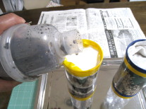 泥水を入れます。