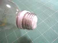 脱脂綿をギュッと入れます