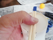 ボンドを塗って指で割り箸を押さえつけます