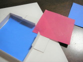空いた隙間に作ってある３枚つなぎの折り紙を乗せます