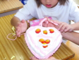 ケーキを作る児童