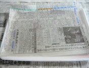 新聞紙を浮かべて汚れを取ります