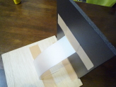 ＰＰ板の端を木の板に布ガムテープで貼ります