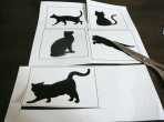 印刷した猫の絵を工作用紙に貼ります