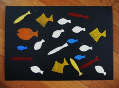 型紙で描く魚の群れ