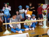 竹太鼓を演奏する子ども達