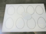 画用紙に型紙で卵を描きます
