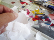 障子紙や折り紙を切っておきます