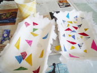 障子紙を重ねて貼ったら、最後に折り紙を貼ります