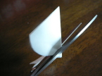 障子紙を折って端を丸く切ります