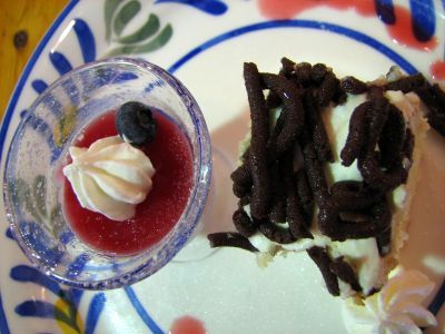 チョコレート風味のモンブランとフランボワーズのレアチーズケーキ