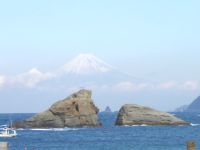 岩の向こうに富士山