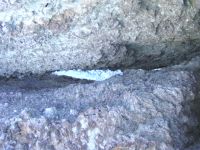 岩の隙間から波