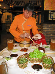 便宜房烤鸭店にて(2005年) 便宜房烤鸭店にて(2005年)