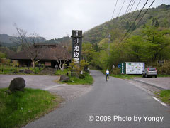 忠治館の脇を通過