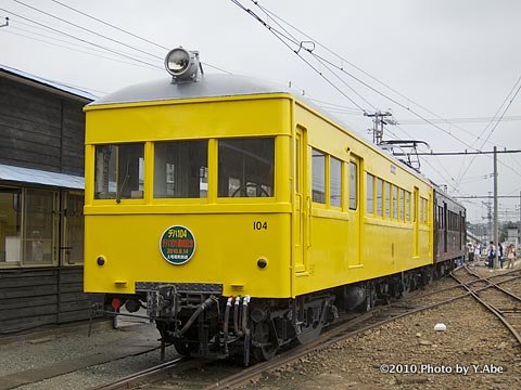 リニューアルによって往年のカラーに近づいたデハ104(大胡駅にて) リニューアルによって往年のカラーに近づいたデハ104(大胡駅にて)