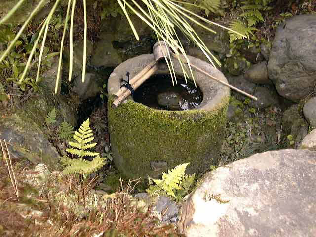 砧の手水鉢