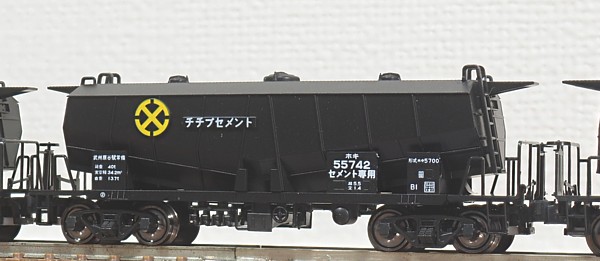 石灰石の周りの貨車たち