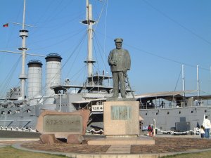 東郷平八郎像と記念艦みかさ