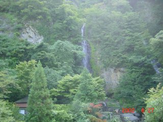 ��E����