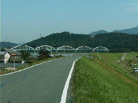 tougo03.jpg/当古から水管橋を見る