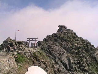 立山最高峰の雄山と神社