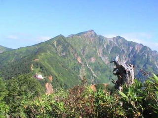 鹿島槍ヶ岳と中腹に冷池山荘