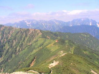 爺ケ岳から種池山荘(赤い屋根）と白馬連山