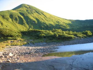 七ツ沼と戸蔦別岳