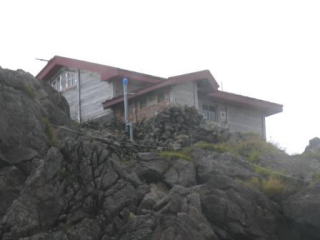 早池峰頂上の小屋