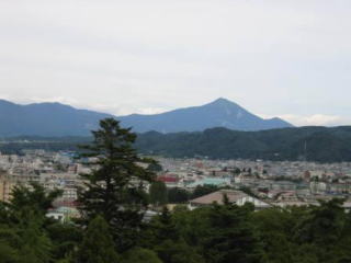 会津市内から磐梯山を見る