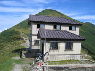 立派な梅花皮避難小屋　