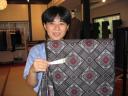 奄美大島の大島紬　機織は１日３０ｃｍしか出来ない。