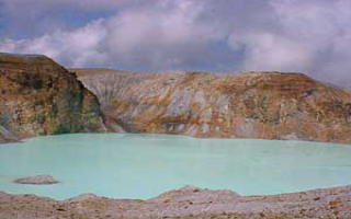 白根山・湯釜