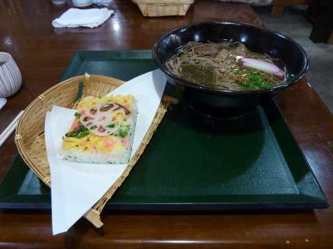 岩国寿司肉そばセット