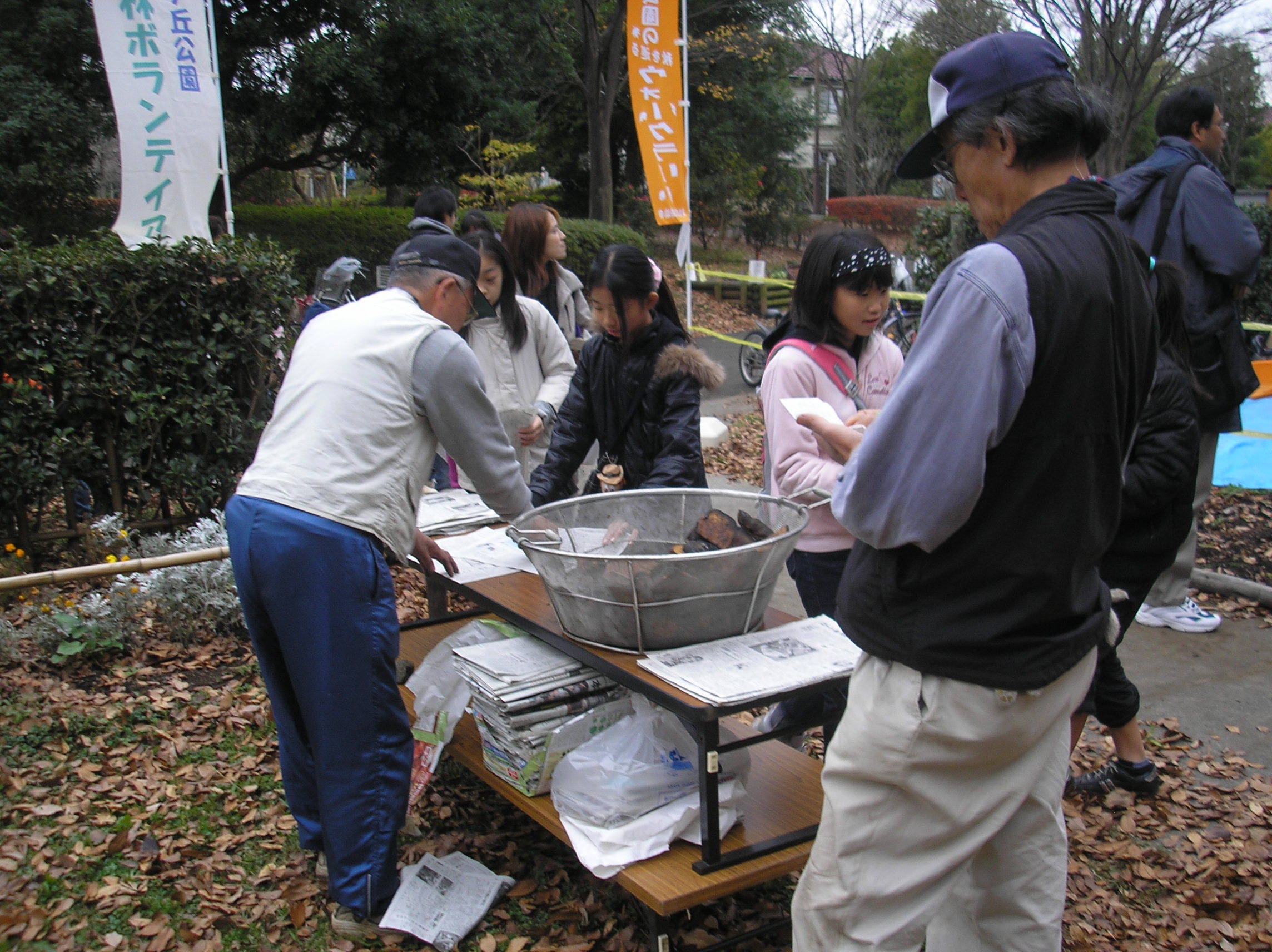 焼き芋の配布